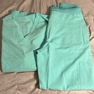 Men’s Mandala Scrub set (never worn)